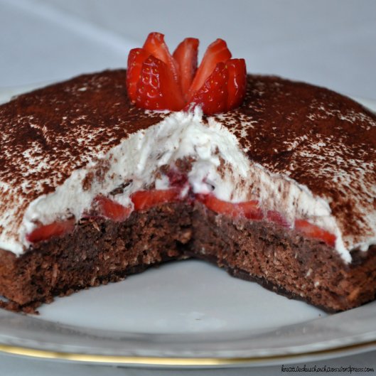 Baileys-Schokoladentorte mit Erdbeeren und Sahnehäubchen  // Torta de Chocolate con Baileys y Frutillas